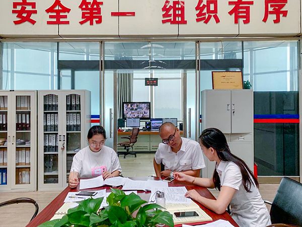 6月20日，運(yùn)行指揮中心協(xié)同各保障單位組織開(kāi)展了2019年大面積航班延誤應(yīng)急處置演練。.png
