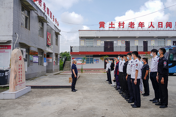“助力鄉(xiāng)村振興，踐行艱苦奮斗” 將新員工黨性教育活動(dòng)搬到對(duì)口幫扶村1.jpg