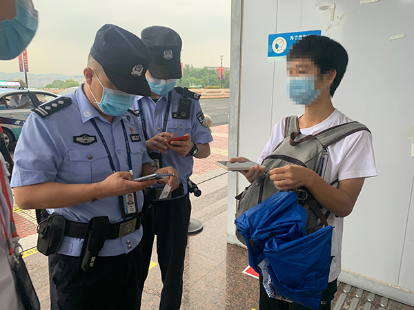 安檢站查獲一旅客冒用他人健康碼、核酸證明副本.jpg