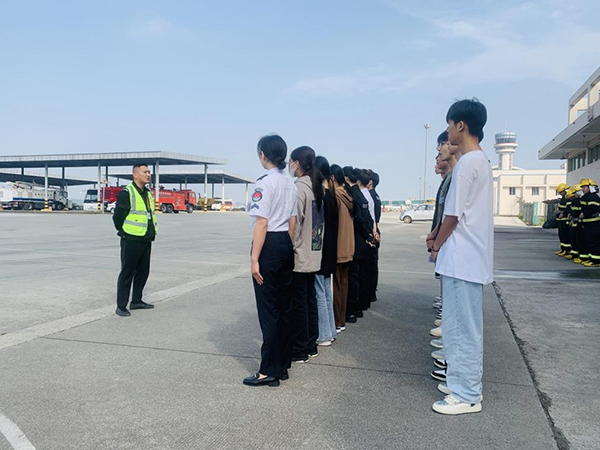 綿陽機場安檢站對閬中機場、民航校  實習(xí)生開展軍訓(xùn).png