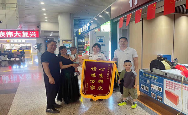 心系群眾，情暖萬(wàn)家—— 綿陽(yáng)機(jī)場(chǎng)安檢站暖心服務(wù)獲錦旗.png